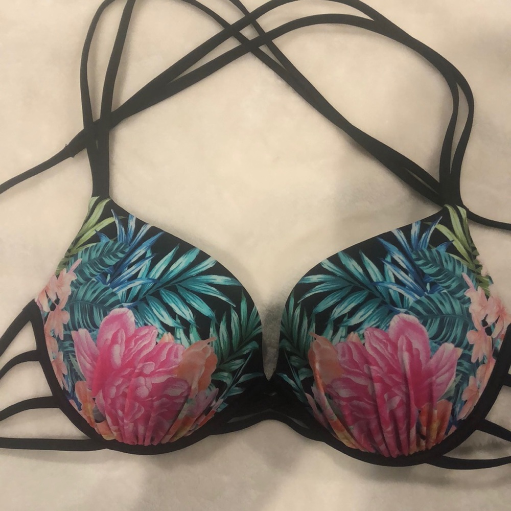 Beautiful bathing suit push up top, criss cross